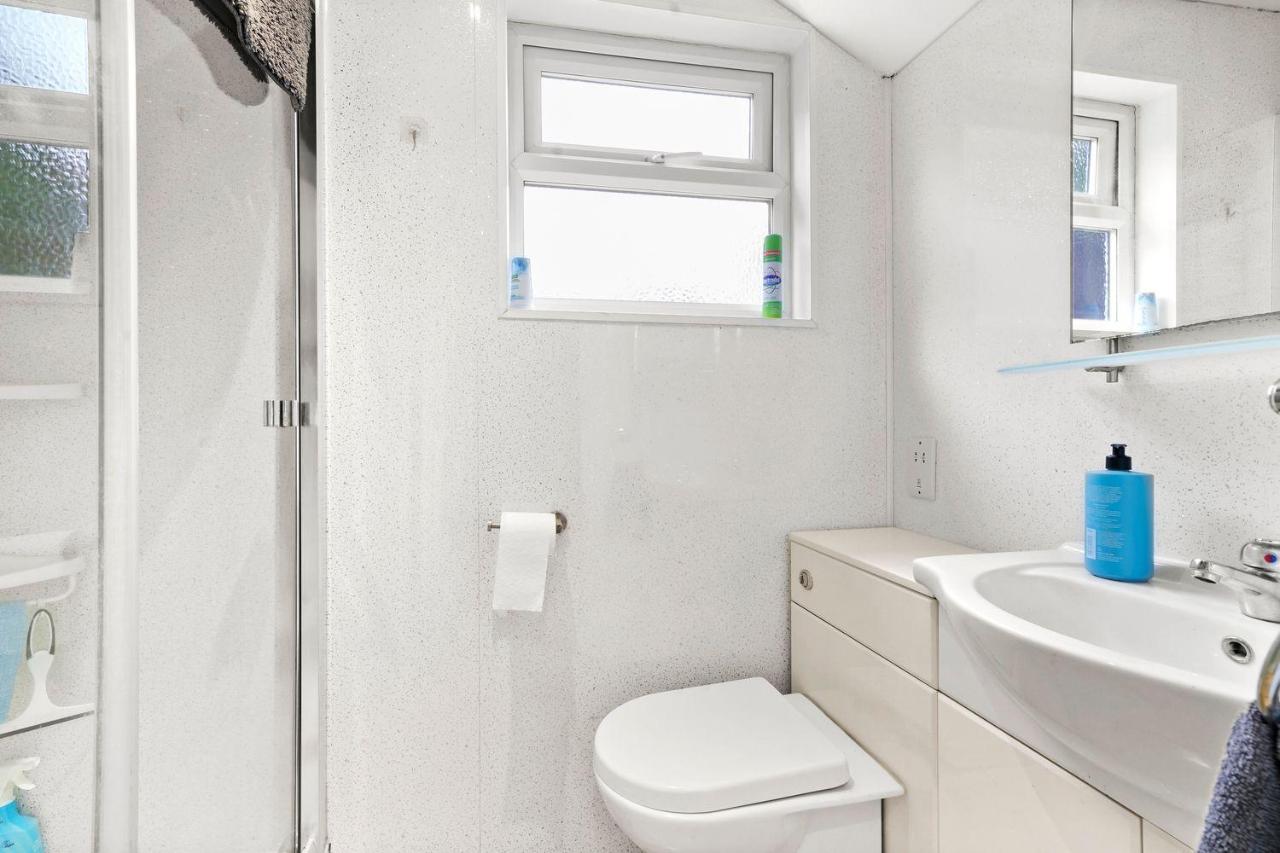 Comfortable 2 Bedroom Property, Мейдстън Екстериор снимка